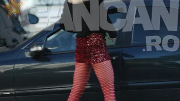 Mai sclipicioasă ca la un bal mascat! Ce artistă de la noi crezi că a ieşit în halul ăsta pe stradă? Îţi place cum arată?