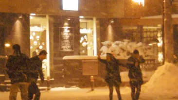 Iarna-i grea, omatu-i mare! Andra si Catalin Maruta se descurca cu greu pe viscol