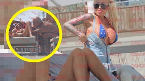 Bomba sexy care a isterizat România a făcut, din nou, show pe litoral! Romeo Dunca a masat-o pe burtică, iar voluptoasa Valentina a oferit imaginile savuroase!