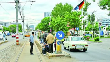 Cinci persoane aflate intr-o statie de tramvai au fost  lovite de o masina scapata de sub control