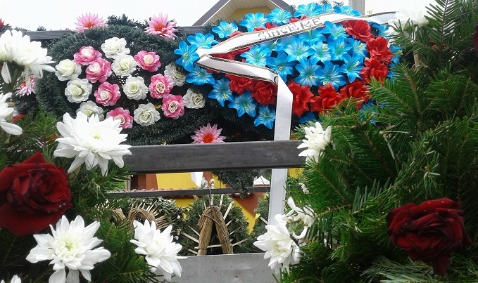 O maşină plină cu flori a însoţit-o pe Denisa de la Bucureşti la Ştefăneşti
