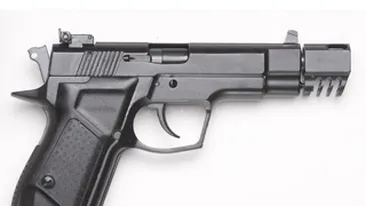 Angajat al unei firme de curierat, atacat cu arma de un barbat cu cagula, intr-un bloc din Calarasi