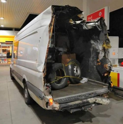 A fost implicat într-un accident în Ungaria, dar și-a ”peticit” mașina și și-a continuat drumul. Un român a condus 600 de km cu autoturismul avariat