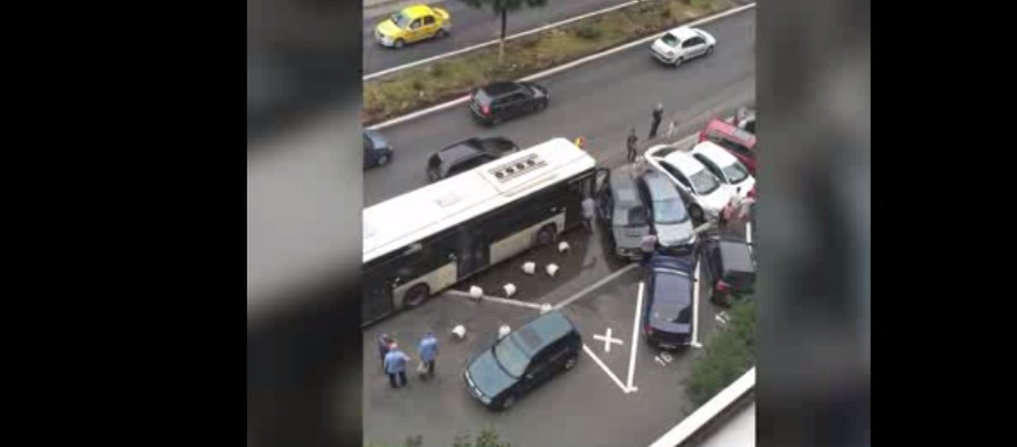 6 maşini distruse de un autobuz în Capitală. Poliția a ajuns, rapid, la fața locului