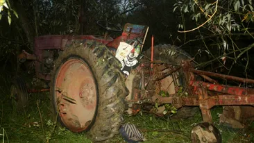 Alba: Un bărbat a murit prins sub tractorul pe care încerca să îl oprească