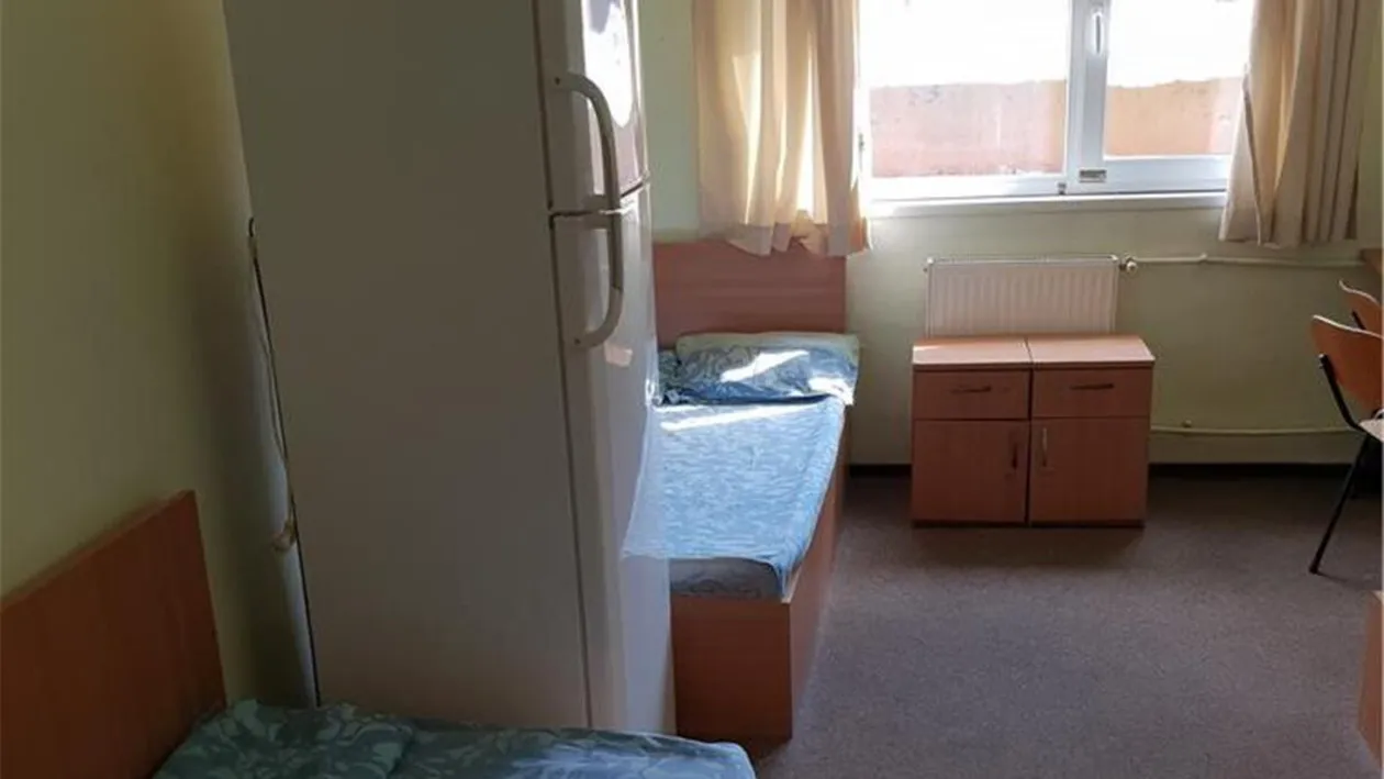 Ce bilețel i-a lăsat un hoț unei studente, după ce i-a furat laptopul din cameră: Îmi pare rău, dar ar trebui să...