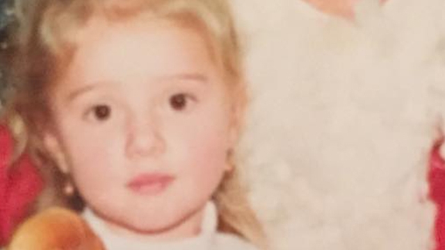 Punem pariu ca nu ghicesti cine este fetita din imagine? Blondina s-a transformat intr-o bomba sexy