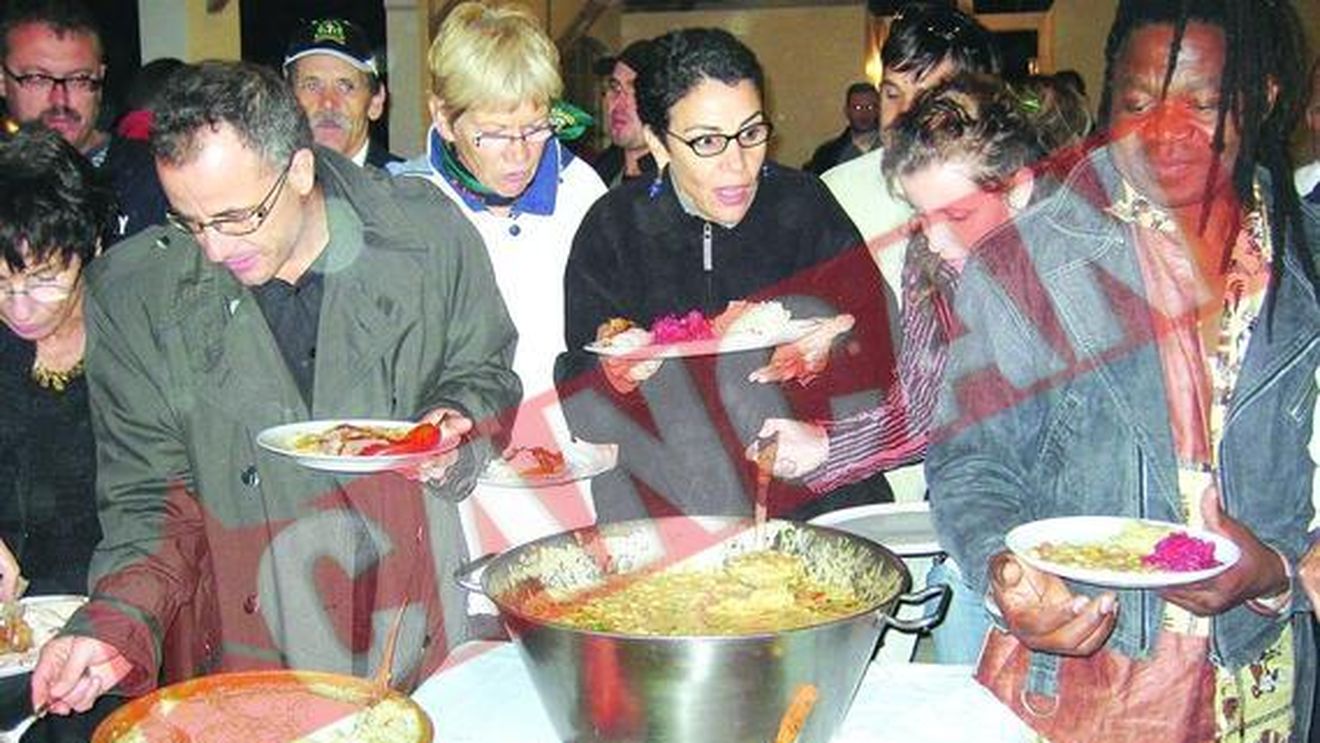 Festin cu purcelusi la protap si tuica la conacul lui Dinescu