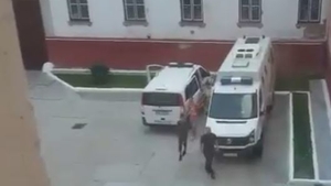 Au oripilat o ţară întreagă! Doi tineri aproape şi-au omorât un prieten, iar după ce au filmat totul, s-au lăudat cu clipul pe Facebook
