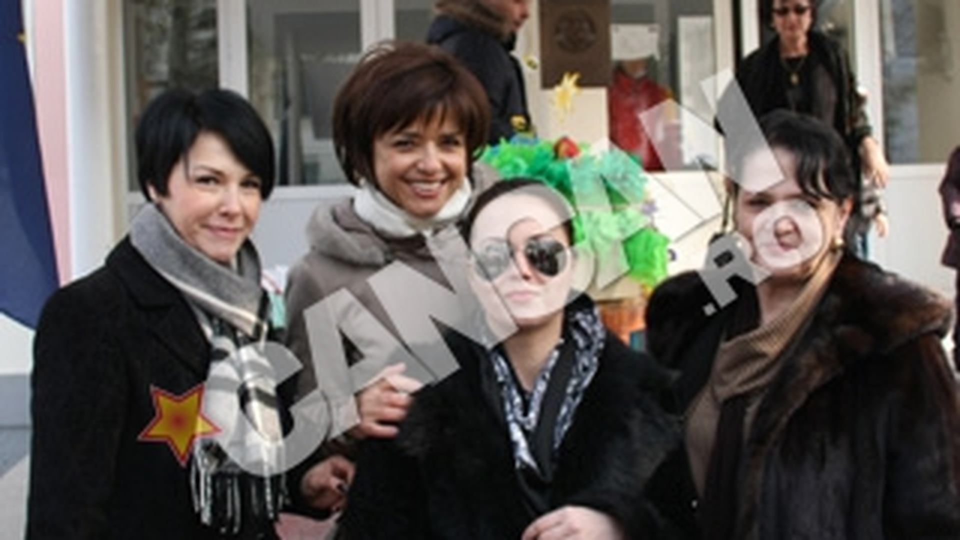 Banii stransi vor fi donati de copii sinistratilor! Cristiana Copos si Mihaela Geoana au cumparat martisoare de la elevii liceului "Jean Monnet"