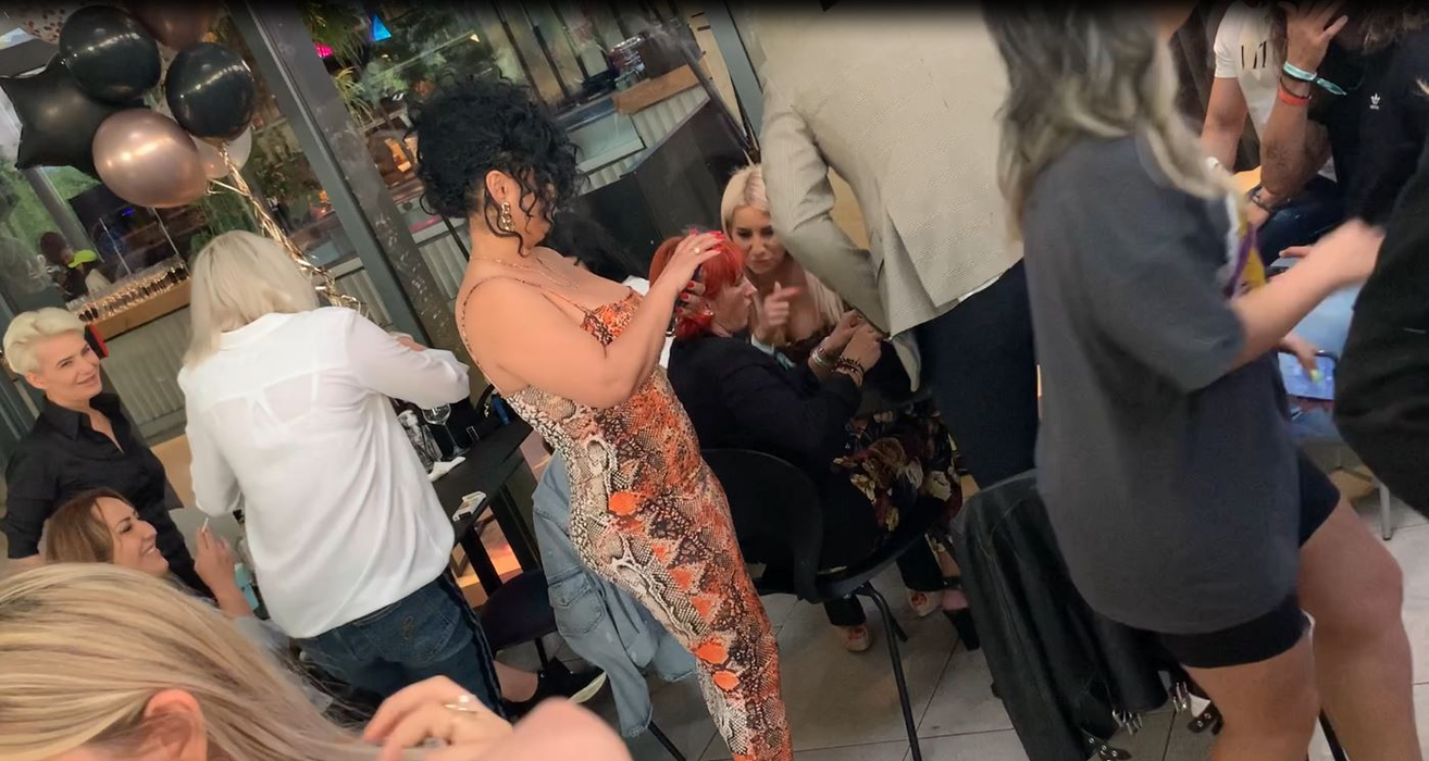 Ioana, văduva lui Nae Nicolae, zis Regele Imobiliarelor, s-a distrat într-un club, alături de Pepe și iubita lui, Yasmina