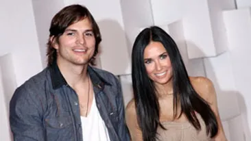 Demi Moore s-a mutat cu Ashton Kutcher la doua saptamani dupa ce l-a cunoscut