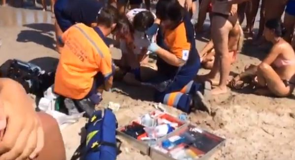 Fetița de 11 ani care a murit înecată la Mangalia a fost lăsată nesupravegheată de unchiul său! Bărbatul era la băut pe o terasă