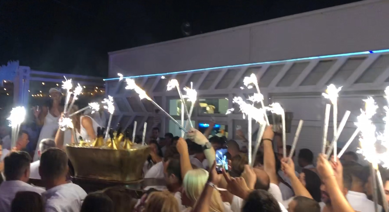 Ștefan Vuza a comandat o caravană de șampanii cu artificii la LOFT