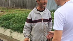 Un bărbat din Vaslui a vrut să spânzure un cățel, dar a fost oprit de mai mulți tineri! Motivul halucinant pentru care voia să omoare animalul