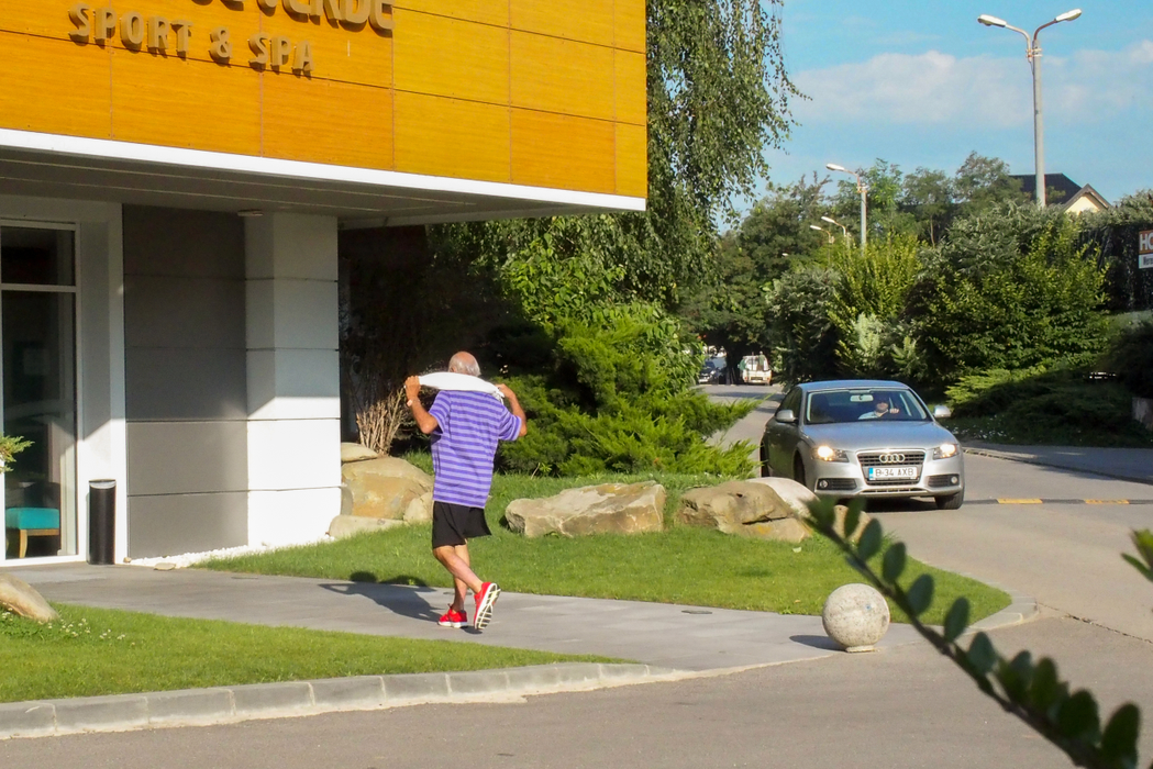 După ce a terminat de alergat, omul de afaceri a intrat într-un SPA
