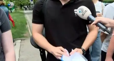 Emoții mari în prima zi de BAC! Cum s-a pregătit tânărul din imagine pentru proba la Limba și literatura română