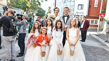 Primele imagini cu Roxana Ciuhulescu în rochie de mireasă! Cum a venit îmbrăcată Oana Roman la nunta vedetei TV