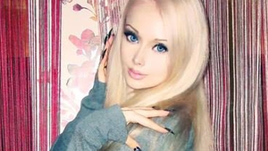 Adevarata fata a femeii Barbie! Cum arata de fapt in realitate, fara pic de machiaj, imbracata doar cu un top, la sala!