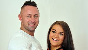 Cel mai pervers cuplu! Isi toarna un pahar de vin, se imbraca in lenjerie sexy si se uita la iubitul ei cum...