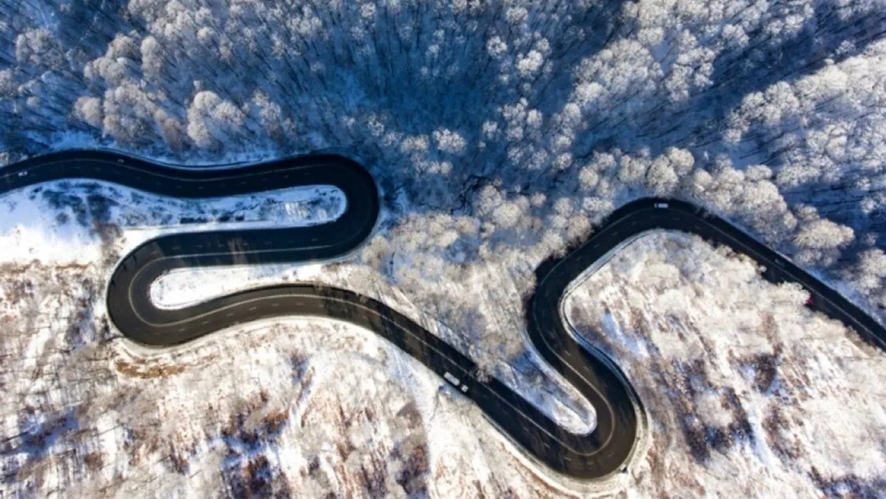 Cea mai spectaculoasă șosea din România pe timp de iarnă. Ce nu au voie să facă șoferii