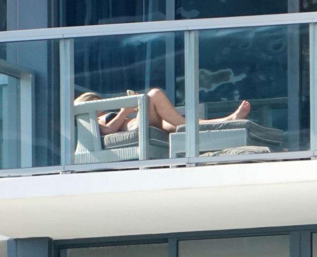Imaginile momentului în showbiz! Vedeta, fotografiată de paparazzi dezbrăcată la balconul hotelului