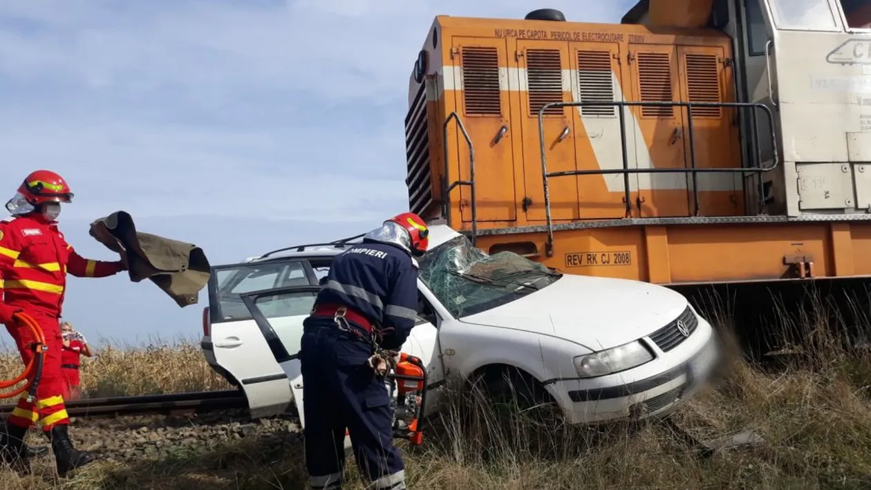 Accident grav în Suceava. Două persoane au murit, după ce mașina în care se aflau a fost spulberată de tren| VIDEO