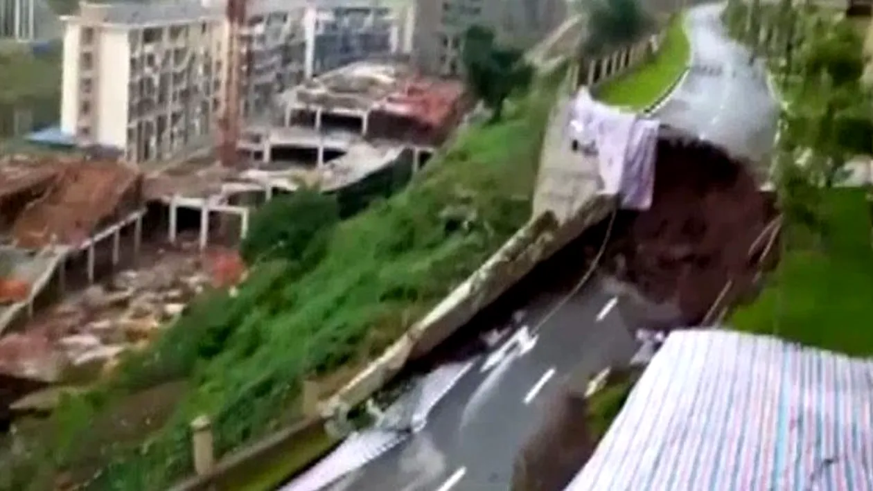 O porțiune de drum s-a prăbușit în China! Camerele de supraveghere au surprins totul