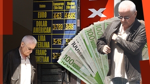 Celebrul milionar a scos ”valuta” de la saltea! Imaginile care îl dau de gol...
