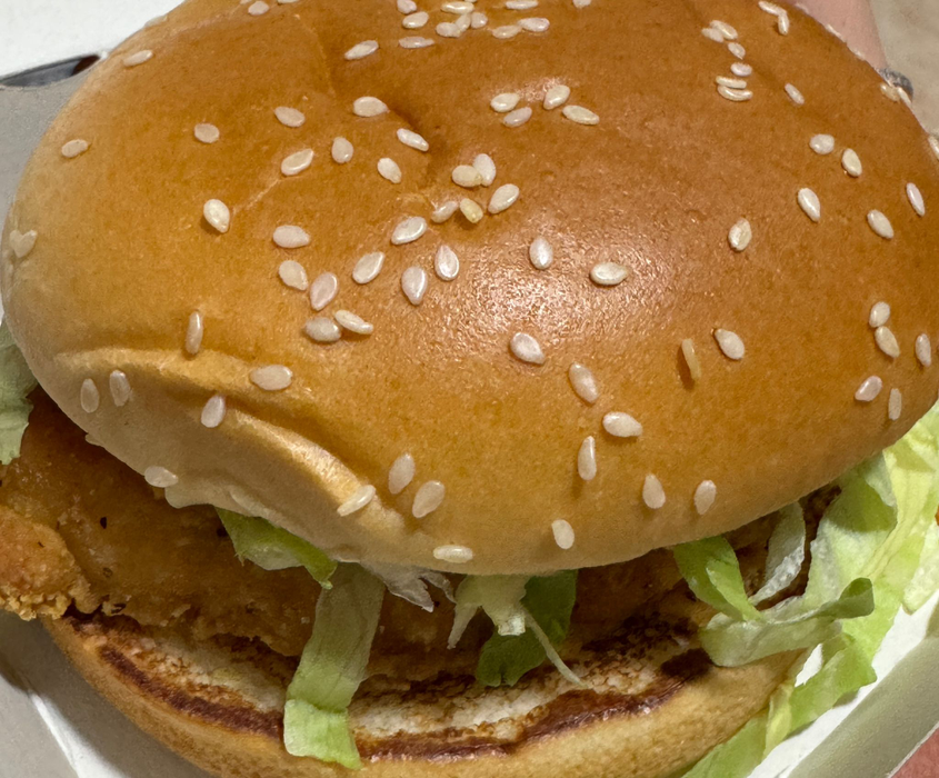 Ce conține, de fapt, celebrul sandwich McChicken de la McDonald’s. Majoritatea românilor îl cumpără!