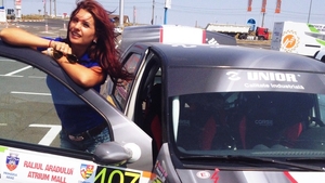 Cel mai sexy copilot e gata de strat pentru raliul de la Arad!