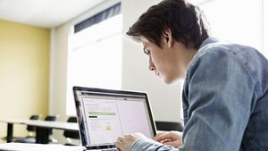 Învățământul online devine obligatoriu pe perioada stării de urgență