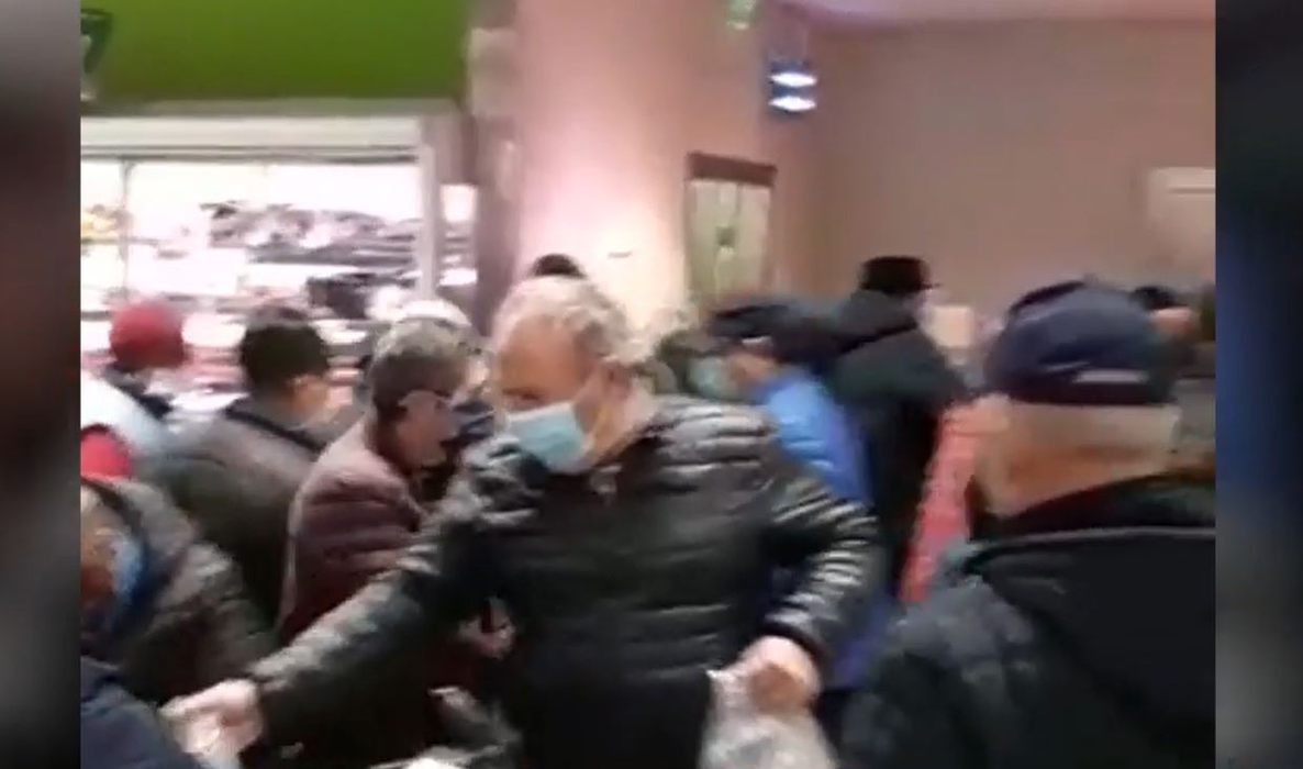 Zeci de oameni din Alexandria s-au luptat pentru carne la ofertă în pandemie. Autoritățile se tem că astfel de scene se vor repeta și în alte orașe