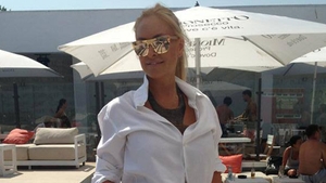 Vica Blochina danseaza pe mese la Mamaia! Ajutata de o prietena, fosta amanta a lui Piturca s-a "destrabalat" ziua-n amiaza mare