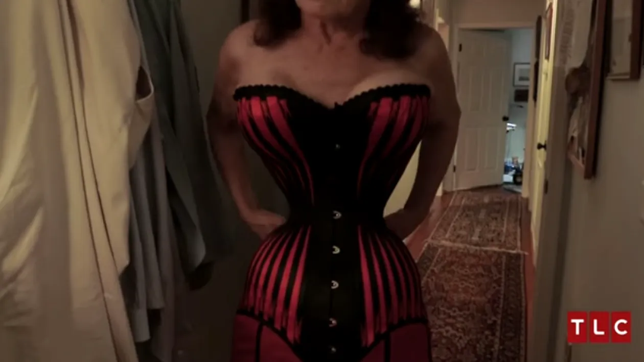Fa cunostinta cu Cathie, femeia care timp de 35 de ani si-a sugrumat talia ca sa arate asa! Are 38 cm in talie si ii ia 2 ore sa se incorseteze VIDEO