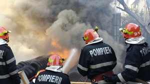 Incendiu puternic de vegetație uscată în Dolj, de mai bine de 24 de ore
