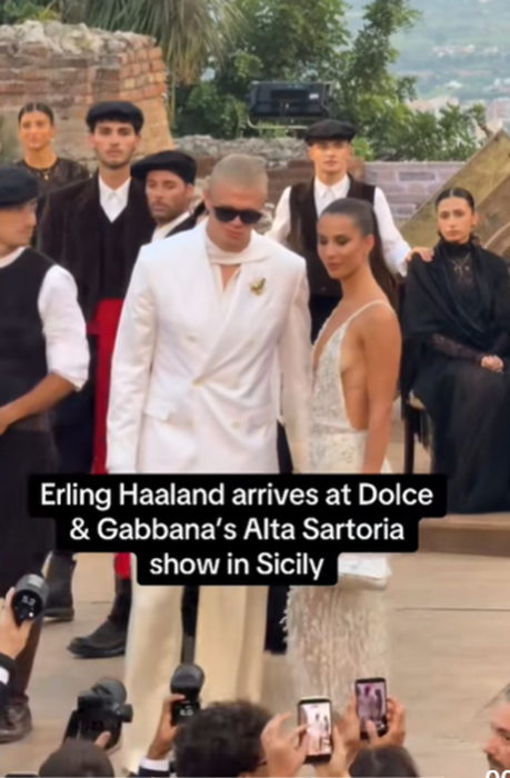 Erling Haaland a făcut furori în Italia, la o prezentare de modă. Cu ce personaj celebru s-a afișat