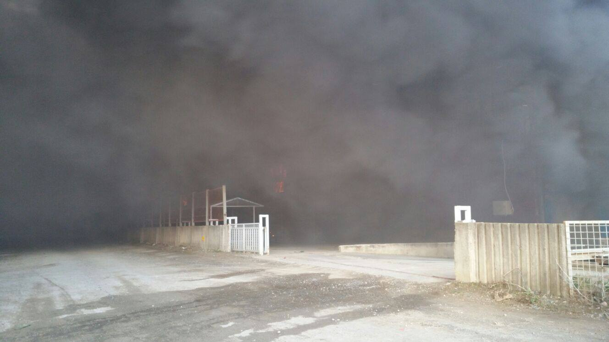 Incendiu devastator lângă Bucureşti. Şapte maşini de pompieri au fost trimise la faţa locului