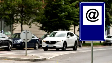 Puțini șoferi știu! Ce înseamnă, de fapt, semnul rutier cu coadă de maimuță pe șoselele din România