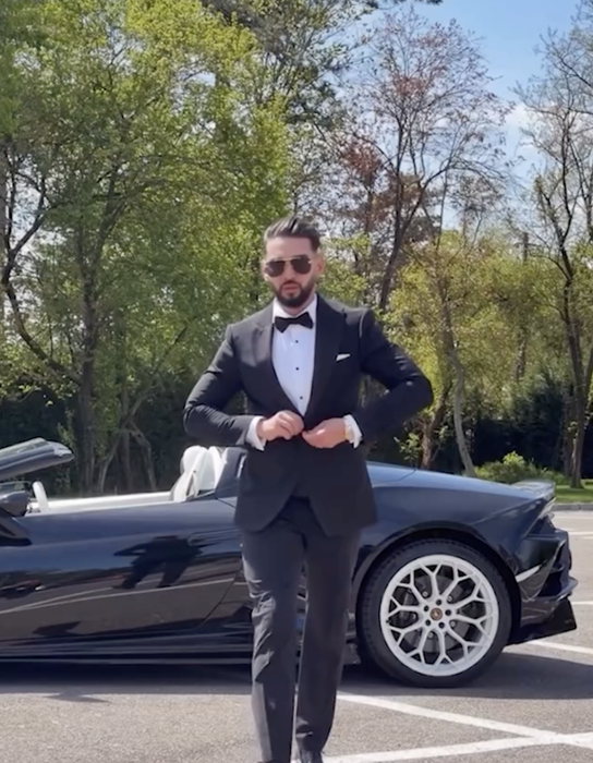 Primele imagini cu Dorian Popa în costum de mire. Și-a făcut ”intrarea” într-un Lamborghini Huracán Spyder
