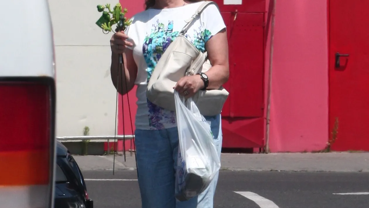 Maria Băsescu şi-a lăsat SPP-istul la maşină. Ex-Prima Doamnă, la cumpărături ”sub acoperire”