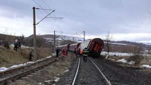 Un tren cu cinci vagoane a deraiat în județul Hunedoara