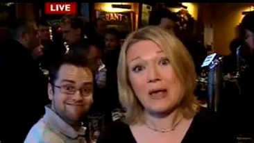 VIDEO Un tanar face circ in spatele unui reporter care transmite live!