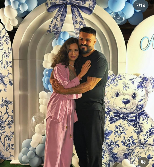 Mai rar așa ținută! Cum s-a îmbrăcat Oana Ciocan, soția lui Jador, la botezul secret al micuțului Avraam