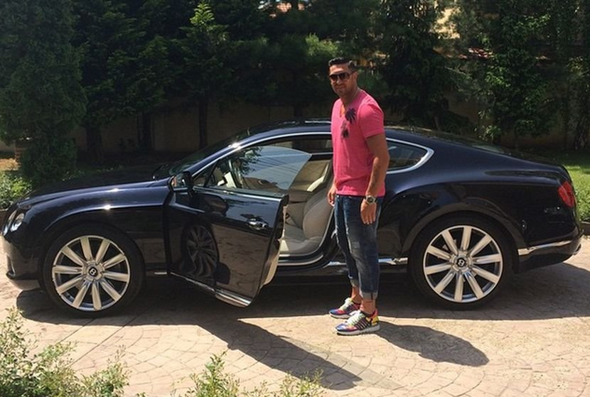 Trei persoane au intrat cu un Bentley, într-o maşină din coloana oficială a preşedintelui Serbiei. Cui îi aparţine autoturismul