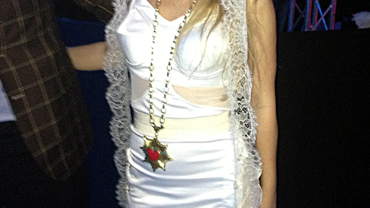 Aparitie-soc! O vedeta super-cunoscuta de la noi a mers la un eveniment monden imbracata in rochie de mireasa!