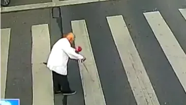 Imagini impresionante! Un poliţist cară un bătrân în spate, ajutându-l să treacă strada mai repede