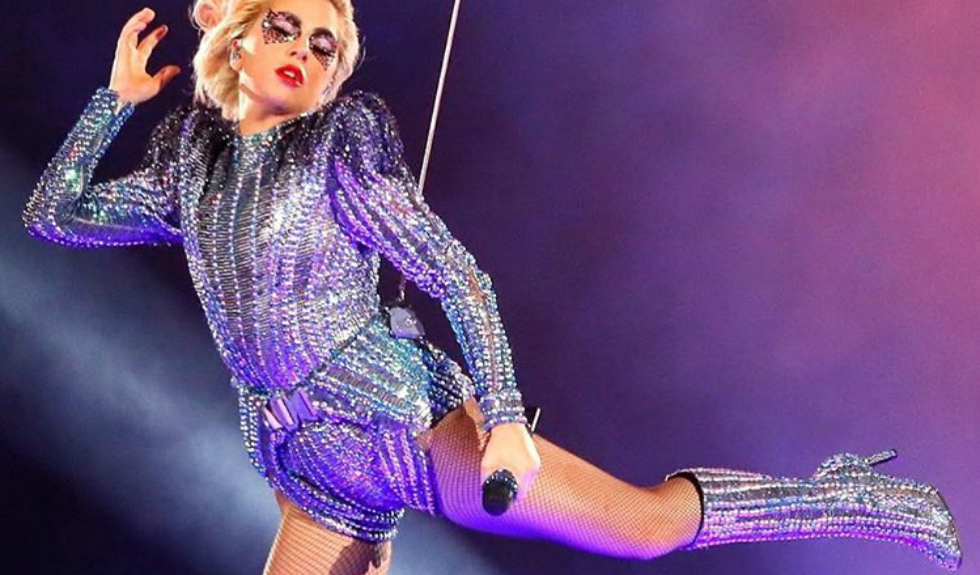Ultima apariţie a faimoasei Lady Gaga i-a lăsat pe toţi cu gura căscată! La malul mării, cu posteriorul…