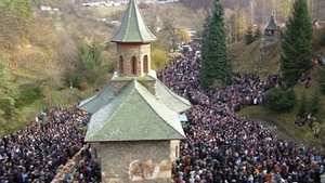 Imagini incredibile! Nu o sa iti vina sa crezi ce s-a intamplat a doua zi de Craciun la mormantul Parintelui Arsenie Boca!