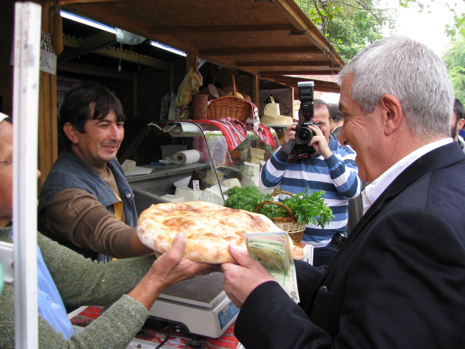 Pâinea coaptă tradițional este și pe placul președintelui Senatului, Călin Popescu Tăriceanu